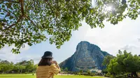 Turis di Gunung Khao Chi Chan merupakan bukit yang diukir dengan gambar Buddha pada 1996. (Dok: Tourism Thailand)