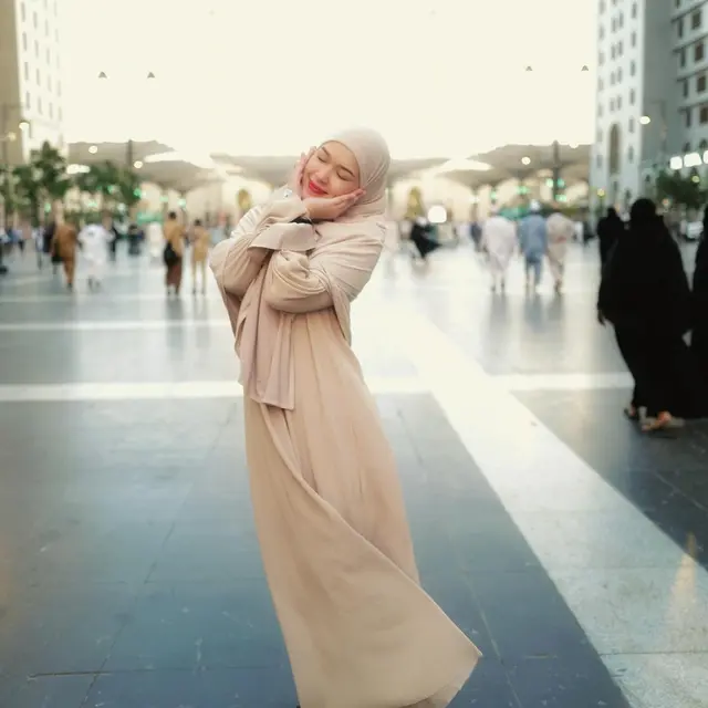 7 Potret Rebecca Klopper Jalani Umrah, Tampil Anggun Berhijab