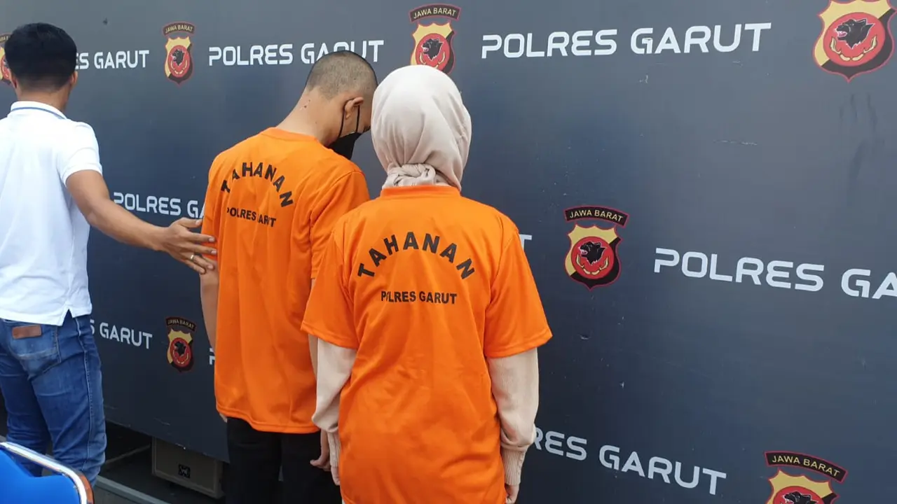 AD (23) dan NR (20) pasangan sejoli mahasiswa sebuah Perguruan Tinggi di Garut, Jawa Barat, tega melakukan aborsi janin hasil buah cinta terlarang mereka di luar nikah. (Liputan6.com/Jayadi Supriadin)