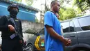 Polisi menggiring tersangka kejahatan begal spesialis handphone di Mapolsek Benda, Tangerang, Banten, Senin (19/11). Polisi menyita barang bukti handphone dan celurit. (Liputan6.com/Fery Pradolo)