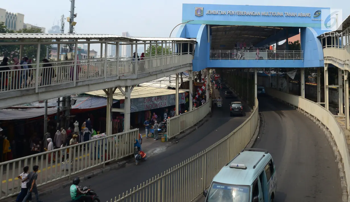 Pemandangan Jembatan Penyeberangan Multiguna Tanah Abang di kawasan Jati Baru, Jakarta, Selasa (20/8/2019). Mahkamah Agung (MA) mengabulkan sebagian gugatan anggota DPRD DKI terpilih periode 2019-2024 William Aditya Sarana tentang penutupan jalan sebagai tempat berdagang. (merdeka.com/Imam Buhori)