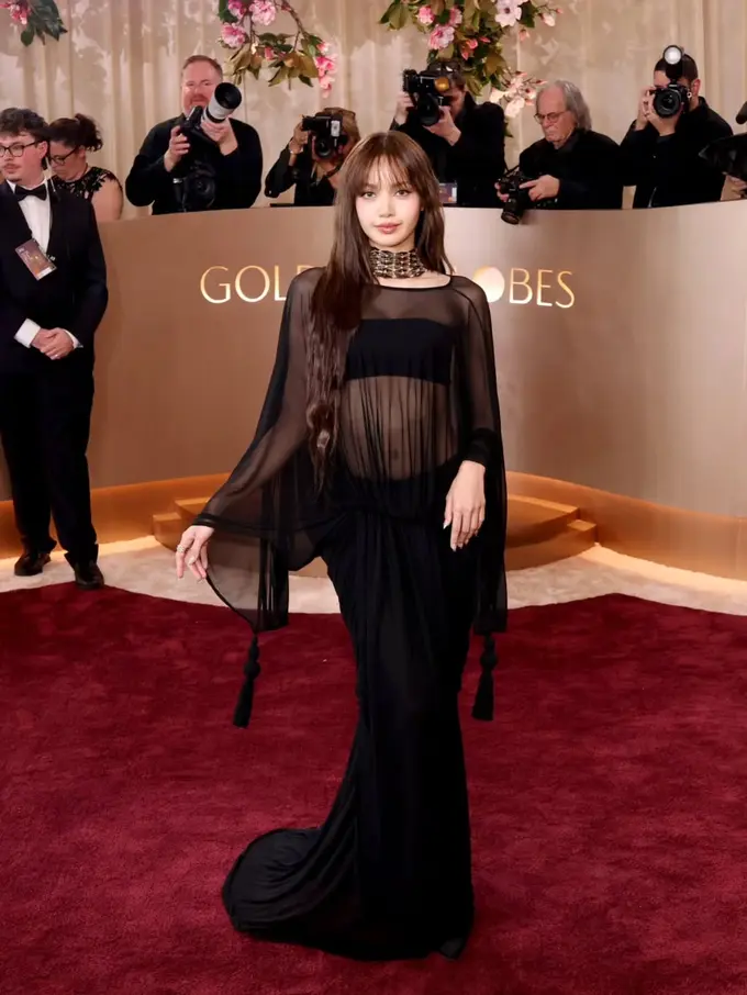 Gaya Perdana Lisa BLACKPINK di Golden Globe Awards 2026, Tampil Edgy dengan Sheer Dress Jacquemus