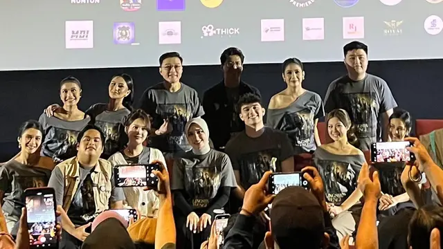 Jajaran produser, sutradara, serta cast dalam konferensi pers dan screening film "Lingsir Wengi Motel Malioboro" di kawasan Jakarta pada (14/10/2026)/ (Liputan6.com/Afradhiya N. R)