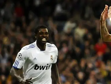 Selebrasi gelandang serang Real Madrid Angel Di Maria (kanan) usai menutup kemenangan 3-0 atas Lyon dalam leg kedua 16 besar Liga Champions di Santiago Bernabeu, 16 Maret 2011. AFP PHOTO/PIERRE-PHILIPPE MARCOU