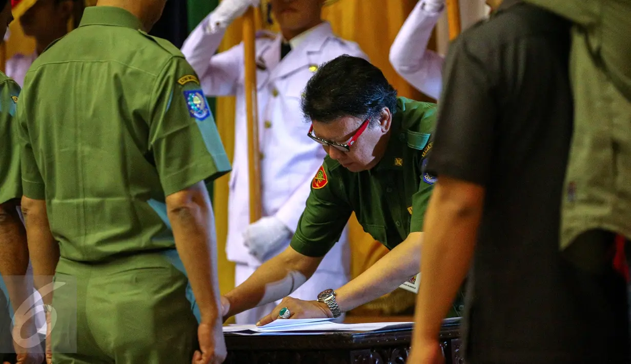 Menteri Dalam Negeri Tjahjo Kumulo menandatangani Pencanangan dan Penandatanganan Piagam Zona Integritas di Kantor Kemendagri, Jakarta, Senin (14/9/2015). Kemendagri menjadi Proyek percontohan Zona Integritas. (Liputan6.com/Faizal Fanani)