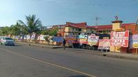 Puluhan karangan bunga terpajang di sepanjang pagar depan Mako Polda Sulut, Jalan Bethesda Nomor 62, Kota Manado sejak Kamis (31/10/2024) sore.