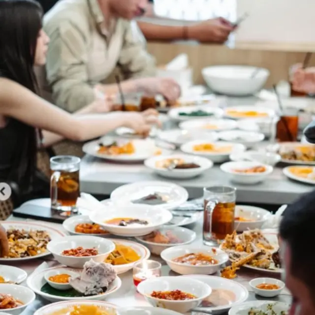 Restoran Padang Milik Deddy Corbuzier Dapat Review Positif, Sinak Daftar Menu dan Harga Makanannya.  foto: Instagram @gadangbarubah/https://www.instagram.com/p/DFFeq6qpYoA/Henry)