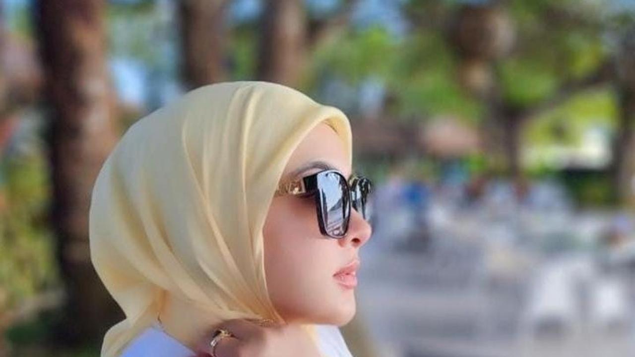 Saat liburan di Pulau Bali, Syahrini berpose candid dengan memperlihatkan jam tangan merek Richard Mille yang dibanderol hingga miliaran rupiah.