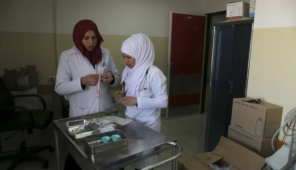 Perawat mempersiapkan obat untuk pasien di Rumah Sakit Indonesia di wilayah utara Jalur Gaza, 4 Januari 2016. Rumah sakit yang dibangun menggunakan dana dari rakyat Indonesia itu resmi dibuka pada 27 Desember 2015 lalu. (REUTERS/Mohammed Salem)