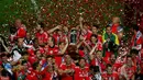 Para pemain Benfica melakukan selebrasi juara Liga Portugis 2013/2014 setelah mengalahkan Olhanense 2-0 di Estadio Da Luz, Lisbon, Senin (21/4/2014). (REUTERS/Rafael Marchante)