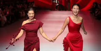 Jennifer Bachdim dan Patricia Gouw melangkah percaya diri di panggung POND’S Age Miracle Runway. Masing-masing tampil memesonadalam balutan koleksi Memento dari Hian Tjen for Josephine Anni.