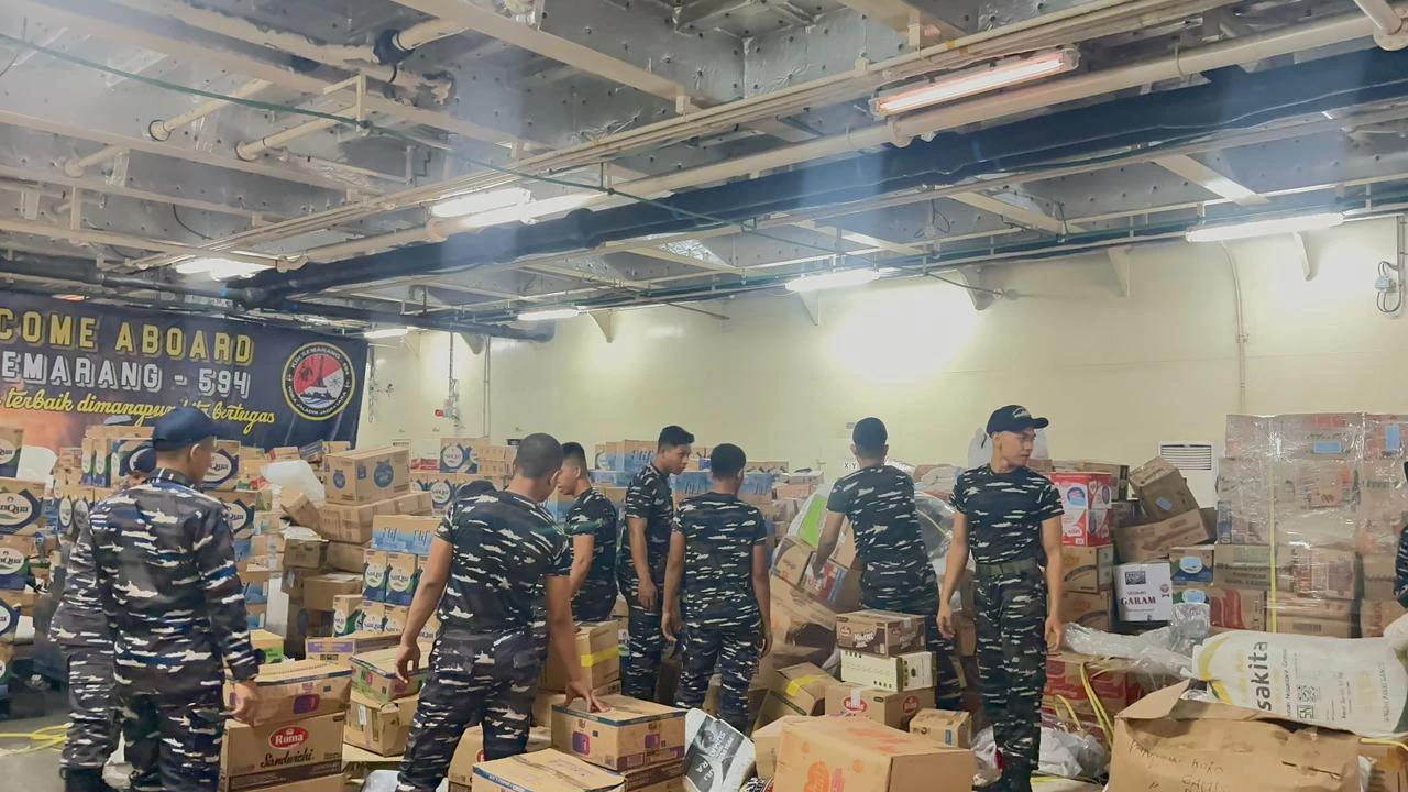 KRI Semarang-594 TNI AL Debarkasi Bantuan Kemanusiaan bagi Korban Terdampak Bencana Banjir