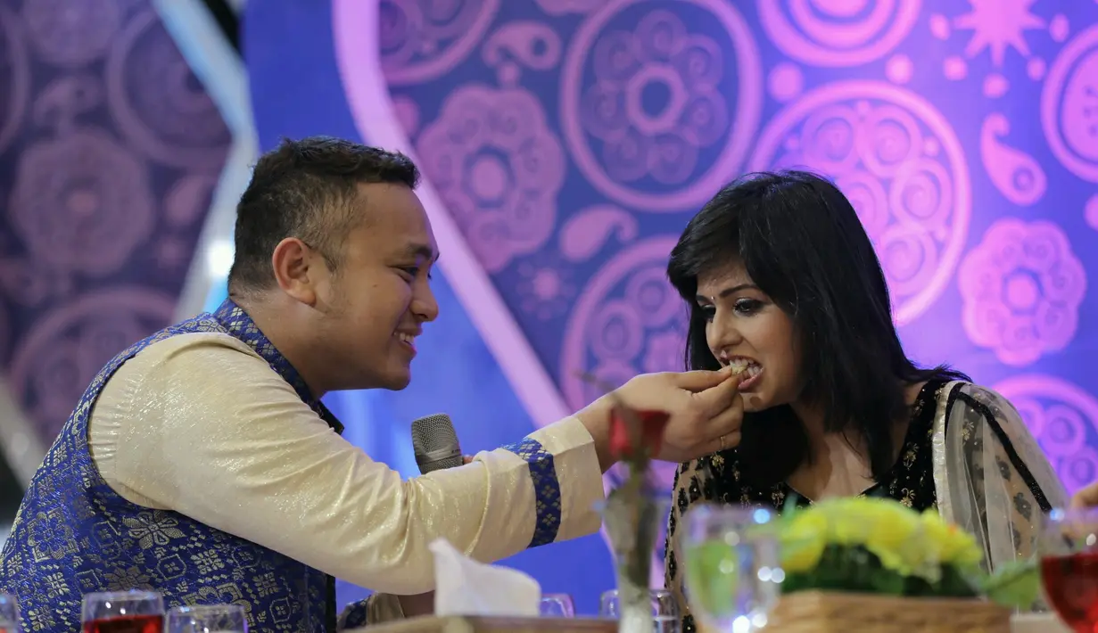 Hal yang sama juga dilakukan oleh Dalljiet. Yang mengaku bahagia bisa mencicipi makanan khas Indonesia. Bahkan, siomay merupakan masakanan yang lezat selama merasakan beberapa masakan Indonesia. (Galih W. Satria/Bintang.com)