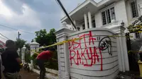 Kondisi rumah anggota DPR Uya Kuya usai tragedi penjarahan. (Liputan6.com/Arie Basuki)