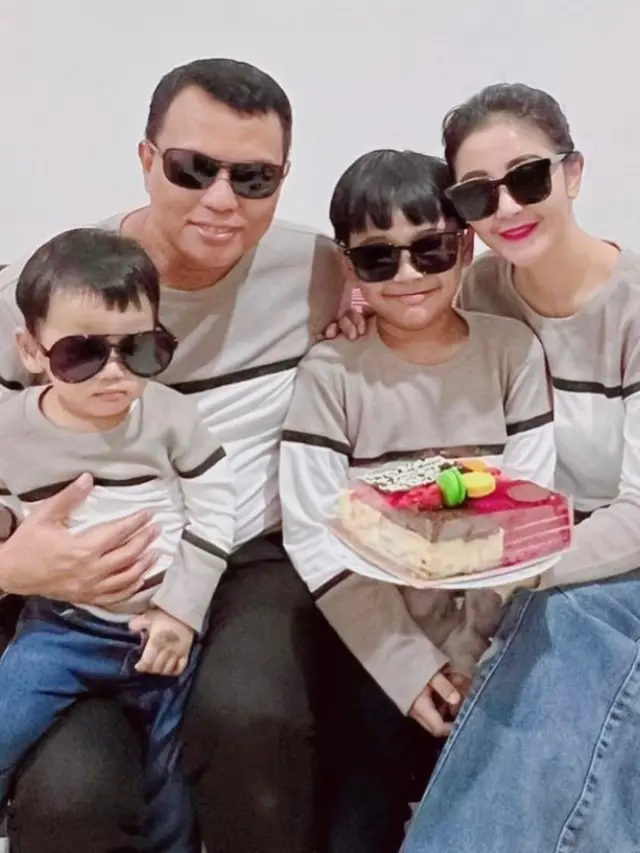 Potret Uut Permatasari Dampingi Suami Naik Pangkat Jadi Kombes Pol, Semringah Penuh Pesona (instagram/uutpermatasari).