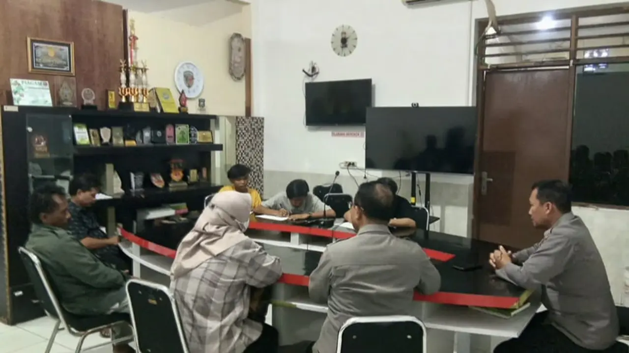 Sat Binmas Polrestabes Surabaya melakukan pembinaan anak - anak diduga terlibat kelompok gangster. (Istimewa)