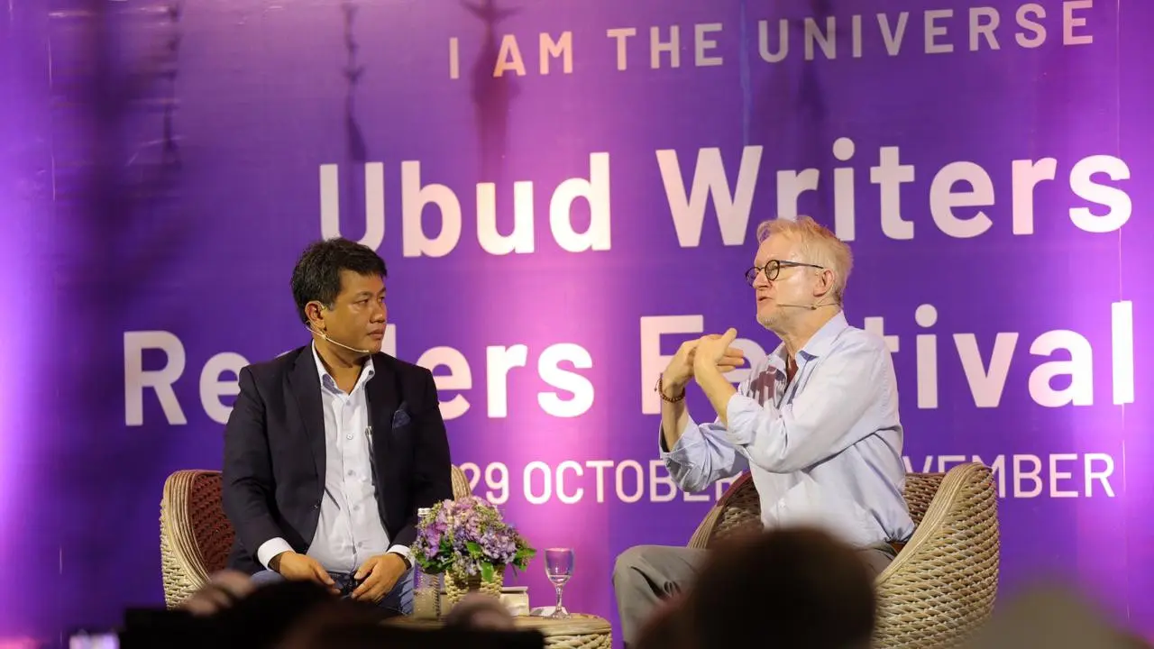 Sejarawan asal Belgia, David Van Reybrouck, dalam forum diskusi di Ubud Writers and Readers Festival (UWRF) 2025 di Taman Baca Ubud (Istimewa)