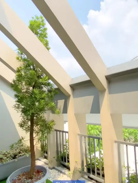 Untuk mempercantik tampilan, sisa ruang di bagian atas dijadikan sky garden yang terkena sinar matahari. Area ini cocok untuk nyantai sore atau pagi hari. (© instagram.com/grandwisata.sinarmasland)