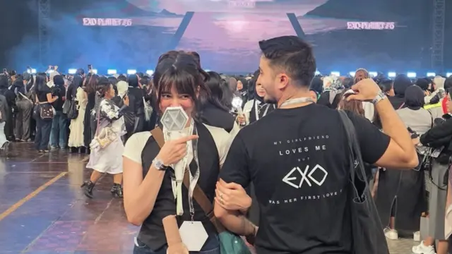 Mawar Eva saat Menyaksikan EXO di Jakarta. [@mawar_eva]