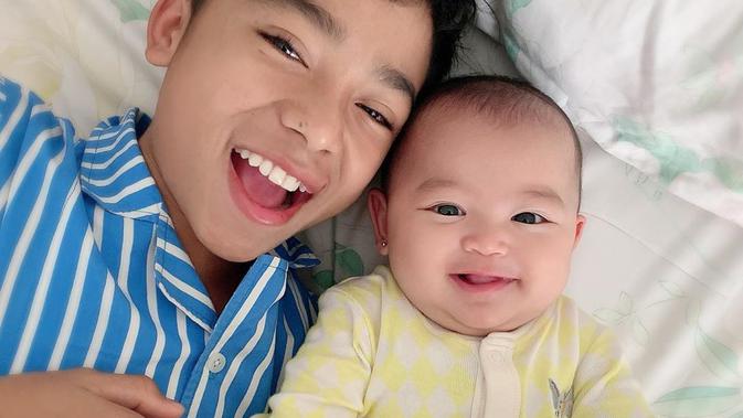 Potret Kedekatan Betrand Peto dan Thania Putri Onsu. (Sumber: Instagram.com/thaniaputrionsu)
