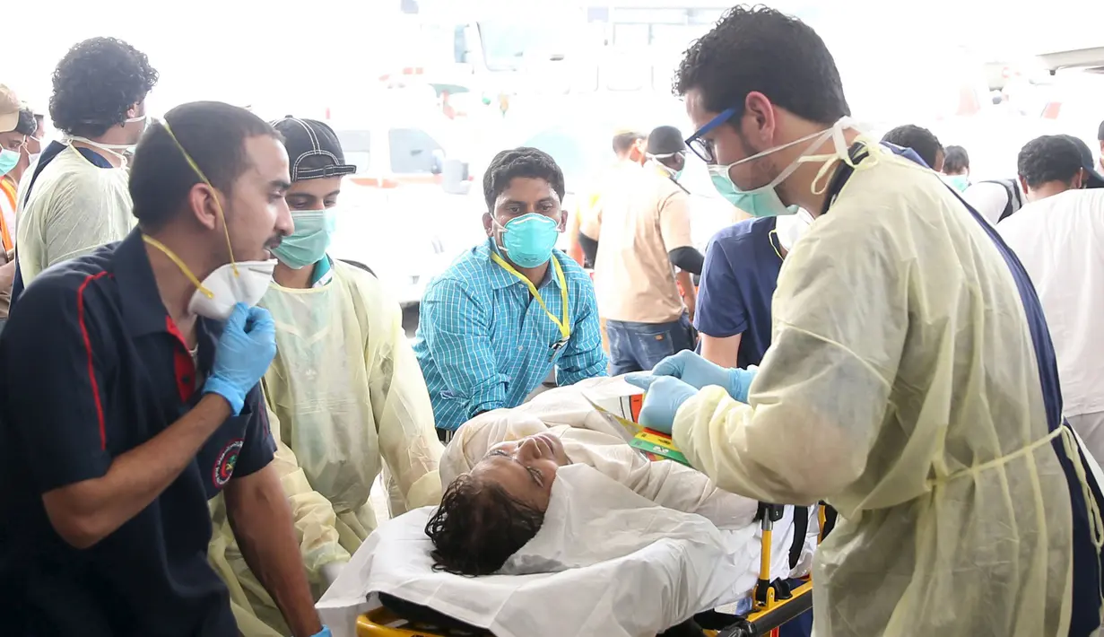 Tim medis melakukan perawatan pada salah satu korban tragedi Mina, Arab Saudi, Kamis (24/9/2015). Sekitar 310 jemaah wafat akibat berdesak-desakan saat prosesi lempar jumrah di Mina. (REUTERS/Stringer)