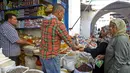 Warga membeli produk makanan untuk persiapan menyambut datangnya bulan Ramadan di Ibu Kota Tripoli, Libya, 1 Mei 2019. Ramadan kali ini diperkirakan akan terasa berat bagi warga Tripoli karena bayang-bayang krisis dan pertempuran. (MAHMUD TURKIA/AFP)