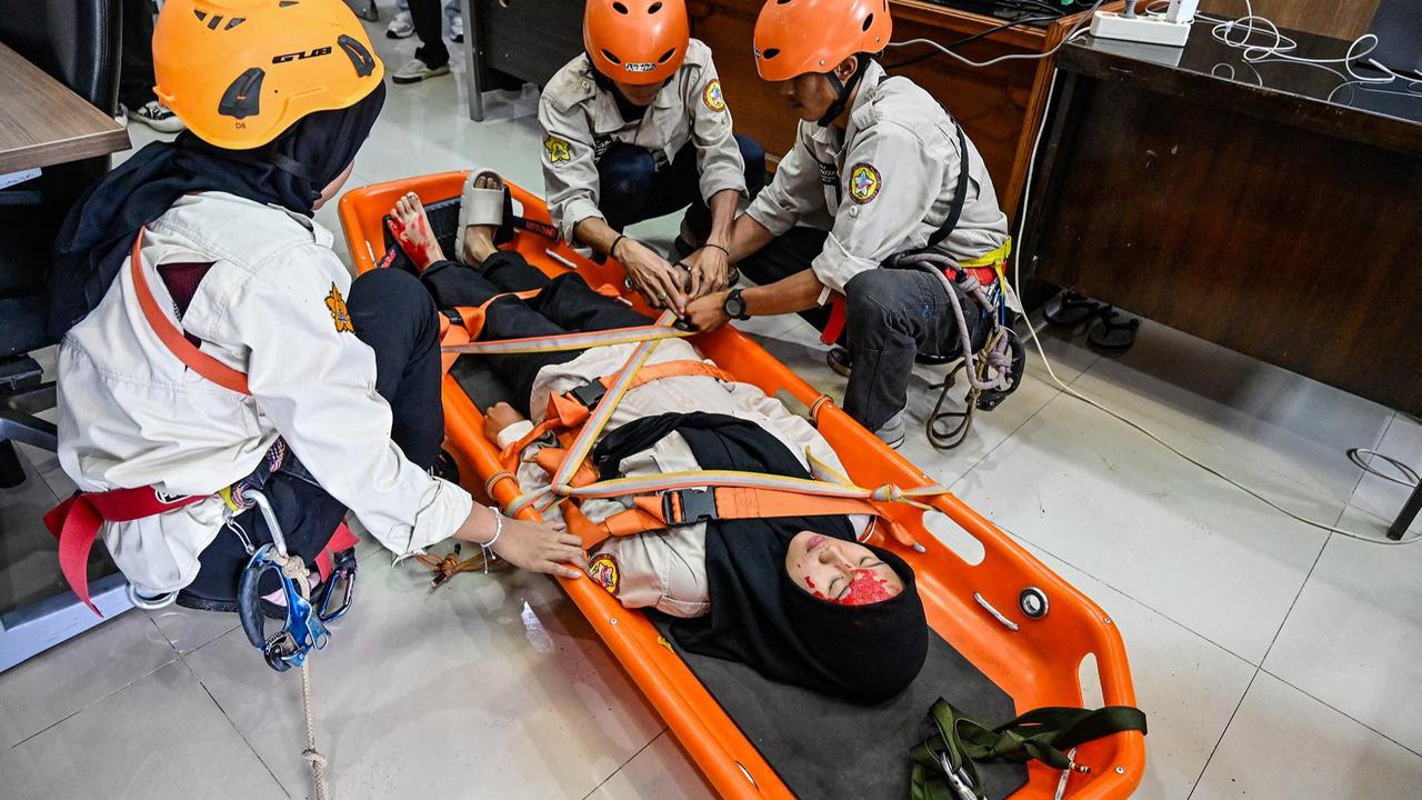 FOTO: Mahasiswa USK Latihan Penyelamatan Vertikal Hadapi Ancaman Gempa dan Tsunami