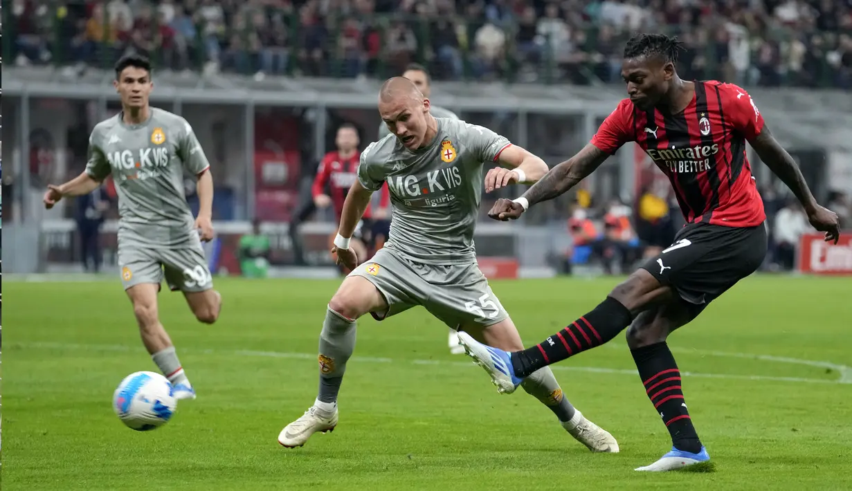 Pemain AC Milan Rafael Leao (kanan) mencoba untuk mencetak gol di samping pemain Genoa Leo Ostigard pada pertandingan Serie A di Stadion San Siro, Milan, Italia, 15 April 2022. AC Milan menang 2-0. (AP Photo/Luca Bruno)