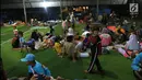 Warga korban Tsunami Anyer mengungsi di lapangan futsal Labuan, Banten, Minggu (23/12). Warga memilih mengungsi menunggu suasana di pesisir Pantai Selat Sunda pulih dan kondusif. (Liputan6.com/Angga Yuniar)
