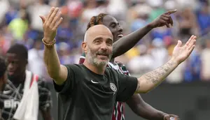 Pelatih Chelsea, Enzo Maresca,&nbsp;melakukan selebrasi&nbsp;setelah timnya mengalahkan Fluminense dalam laga semifinal Piala Dunia Antarklub di East Rutherford, New Jersey,&nbsp;Rabu (9/7/2025). (AP Photo/Frank Franklin II)