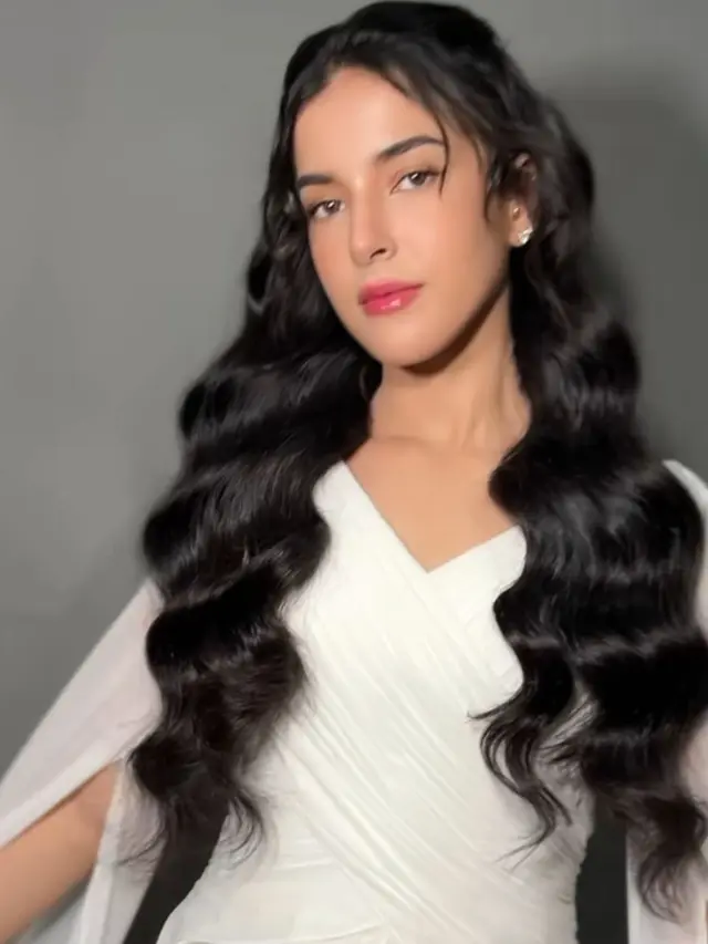 Potret Tasya Farasya dengan Makeup Natural dan Gaun Putih (credit: https://www.instagram.com/tasyafarasya/).