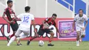 Pemain Persipura Jayapura, Todd Rivaldo Ferre (kedua kanan) berusaha melewati pemain Arema FC, Rizky Dwi pada laga BRI Liga 1 di Stadion Madya, Jakarta, Rabu, (29/9/2021). (Bola.com/ M Iqbal Ichsan)