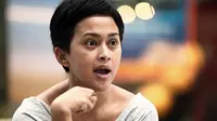 Berbeda dengan Sarah Sechan. Pada saat demo besar-besaran, Sarah mengunggah foto ajakan damai. "Indonesia jangan bercerai. Saya sudah pernah. Repot ngurusnya". tulisan dalam foto Sarah.(dok. Bintang.com)