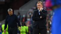 Ronald Koeman. Performa Barcelona amat terpuruk di bawah kepemimpinannya. Meski mampu memaksimalkan para pemain mudanya, toh posisi Blaugrana masih terseok-seok baik di LaLiga maupun Liga Champions. Terkini, Barca harus takluk 1-2 dalam laga El Clasico di depan publik sendiri. (AFP/Lluis Gene)