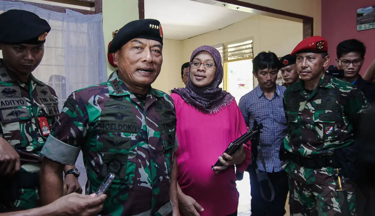 Jumat (2/4/14), Panglima TNI Jenderal Moeldoko menyempatkan berkunjung ke perumahan prajurit di Mako Kopassus, Jakarta. (Liputan6.com/Faizal Fanani)