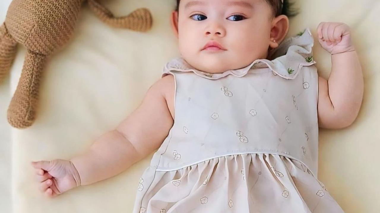 7 Potret Imut Baby Biel Anak Denny Sumargo, Disebut Fotokopian Mamanya