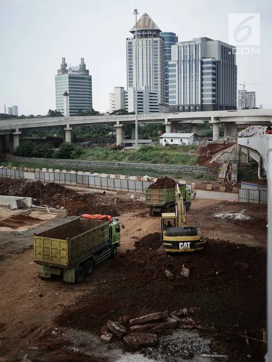 Pekerja menggunakan alat berat untuk mengerjakan pembangunan jalan Tol Depok - Antasari (Desari) di kawasan Cilandak, Jakarta, Kamis (19/4). Jalan tol Desari merupakan jalan tol penghubung Kota Jakarta Selatan dan Kota Depok. (Liputan6.com/Faizal Fanani)