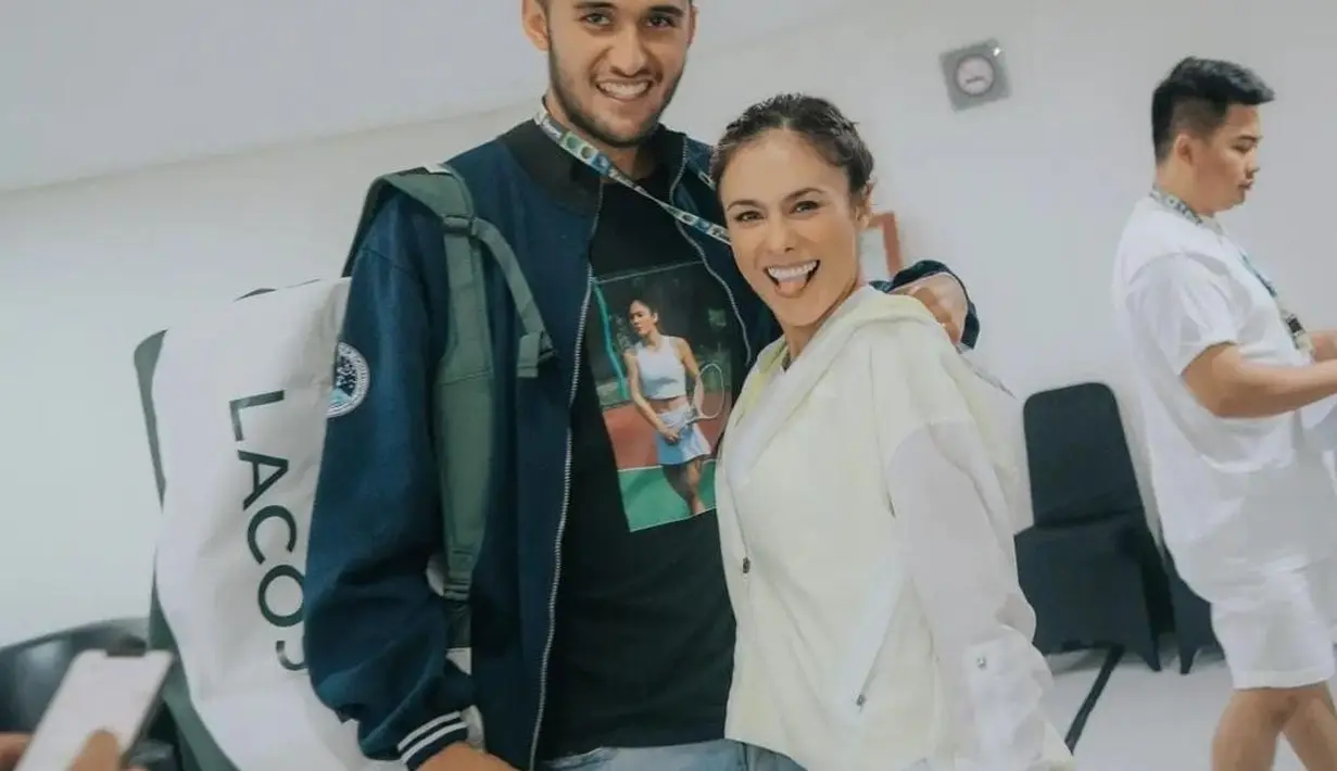 Selama pertandingan berlangsung, Wulan Guritno didampingi kekasihnya, Sabda Ahesa. Tak hanya ditemani, Wulan juga beberapa kali diberi masukan saat menjalani pertandingan sengit. [instagram/wulanguritno]