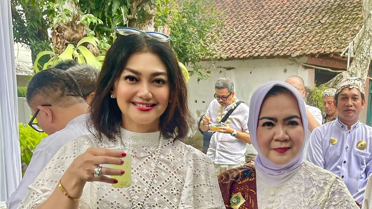Potret Bella Saphira Cicipi Kuliner Khas di Keraton Kasepuhan Cirebon, Abadikan Momen Bareng Kanjeng Ratu