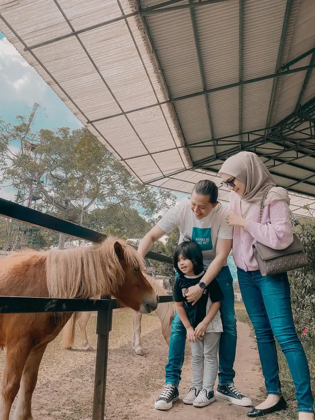 Seru Liburan Bareng, Ini 7 Potret Melody Prima Bersama Suami dan Buah Hati