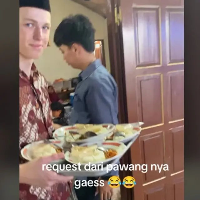 Viral 2 Pria WNA Jadi |Pelayan di Acara Pernikahan di Klaten, Lengkap Pakai Peci dan Sarung