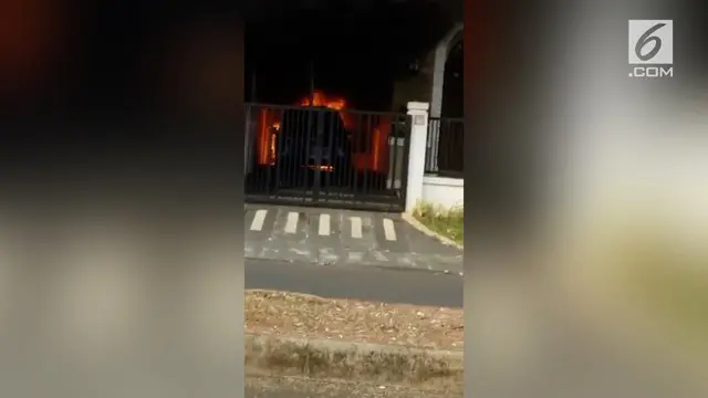 Video mobil terbakar ini viral dikalangan warganet. Kebakaran terjadi saat pemilik mobil sedang melaksanakan salat Ied