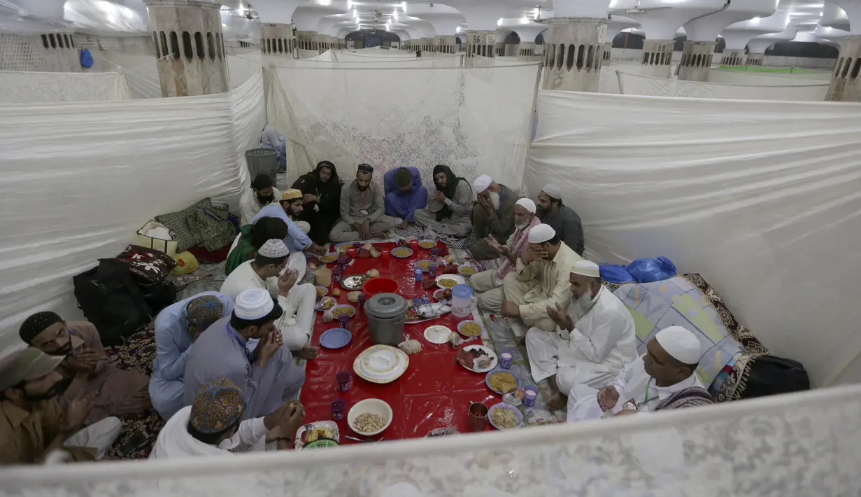 <p>Umat Muslim berbuka puasa saat mereka melakukan "Itikaf"di sebuah masjid, di Lahore, Pakistan, Jumat (22/4/2022). Itikaf adalah adalah tinggal atau menetap di dalam masjid dengan niat beribadah untuk mendekatkan diri kepada Allah pada sepuluh hari terakhir Ramadhan. (AP Photo/K.M. Chaudary)</p>