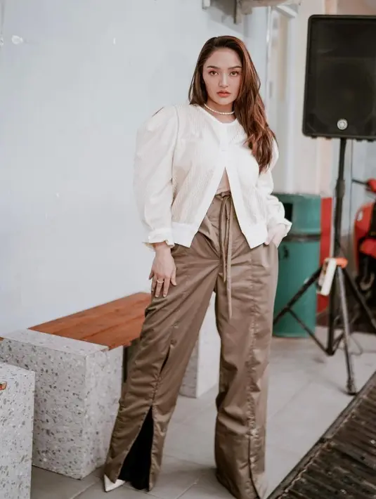 Situ Badriah beberapa waktu lalu sempat diwawancara awak media terkait sang buah hati, Xarena yang sudah bersekolah