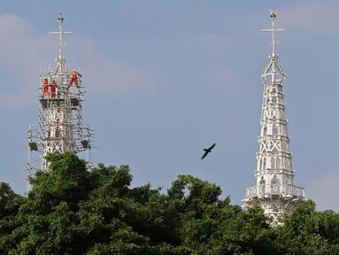 Pekerja melakukan proyek konservasi bagian menara Gereja Katedral Jakarta, Jumat (19/5). Konservasi guna membersihkan, memelihara dan memperbaiki gereja berarsitektur neo-gothic yang merupakan cagar budaya di Jakarta. (Liputan6.com/Immanuel Antonius)