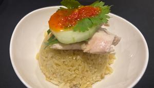 Hainan chicken rice ala Malaysia menjadi salah satu menu menggugah selera dalam gelaran festival kuliner&nbsp;"Flavours of Malaysia" di&nbsp;The Ritz-Carlton Jakarta, Pacific Place, pada 18-26 November 2025. (Dok. Liputan6.com/Khairisa Ferida)