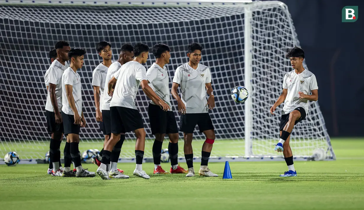 Sejumlah pemain Timnas Indonesia U-17 melakukan games saat latihan resmi menjelang laga perdana mereka di Piala Dunia U-17 2023 yang berlangsung di Stadion Gelora 10 November 2023, Surabaya, Kamis (09/11/2023). (Bola.com/Bagaskara Lazuardi)