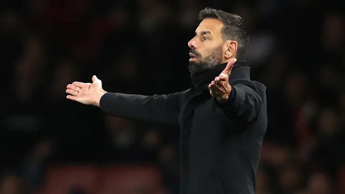 Proses Man Utd Datangkan Ruben Amorim Masih Berjalan, Ruud van Nistelrooy Tegaskan Ingin Bertahan di Old Trafford
