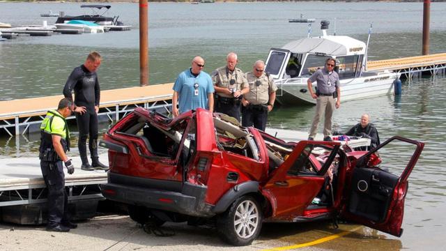 Kondisi mobil yang dikendarai oleh Marisa Harris saat tertimpa tubuh bocah 12 tahun yang berniat bunuh diri (ADA COUNTY SHERIFF'S OFFICE)