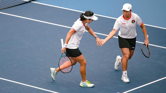 Selebrasi ganda putri Indonesia, Aldila Sutjiadi/Janice Tjen usai meraih poin saat menghadapi wakil Chinese Taipei, Chan Hao Ching/Chan Yung Jan pada laga semifinal nomor ganda putri tenis Asian Games 2022 di Hangzhou Olympic Centre Tennis, Hangzhou, China, Kamis (28/9/2023) siang WIB. (NOC Indonesia/Hendri K Rahman)